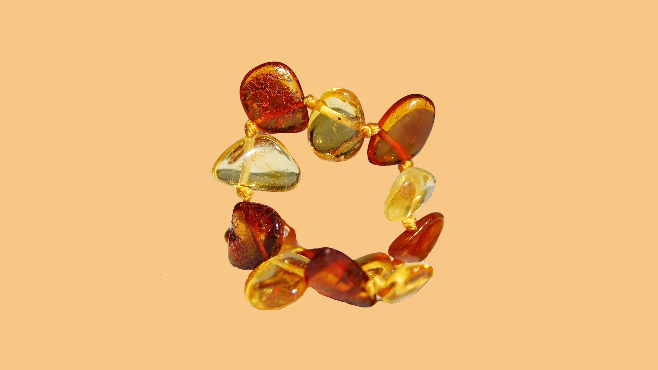 Les poussées dentaires chez bébé : que penser du collier d'ambre ?